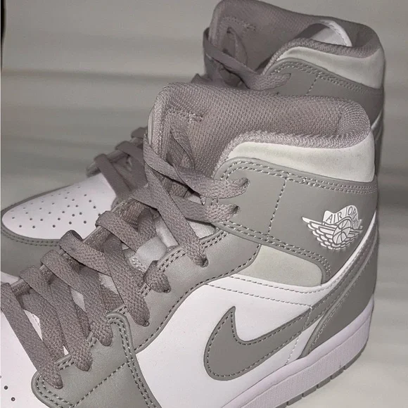Air Jordan 1 Mid ‘college grey’ - Picture 3 of 3